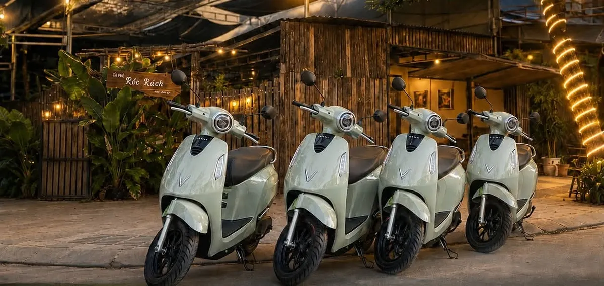 VinFast electric scooters outside Róc Rách café in Da Nang